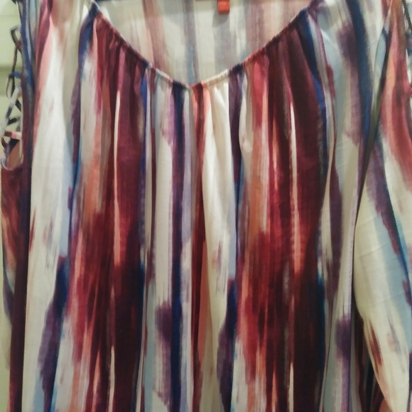 Vibrantly colored blouse by Jennifer Lopez - Picture 10 of 10